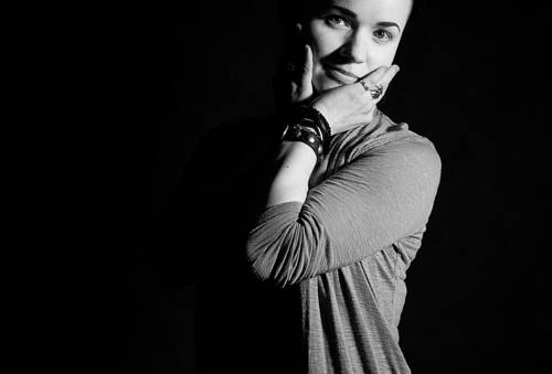 Kobieta pozująca do zdjęcia