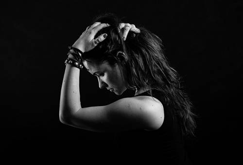 Dziewczyna podtrzymująca włosy