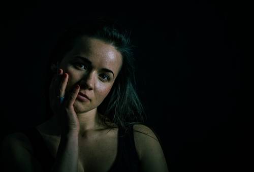 Dziewczyna pozująca do zdjęcia