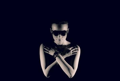 Portret kobiety w ciemnych okularach