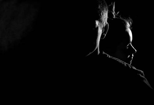 Ciemny portret dziewczyny i chłopaka