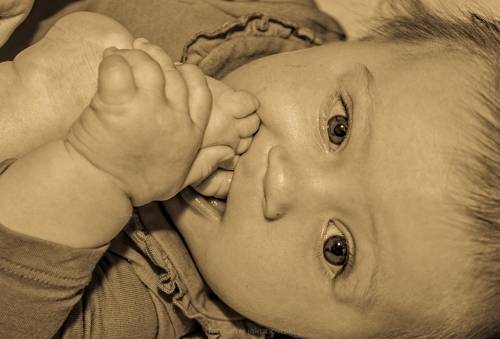 Dziecko trzymające stopę