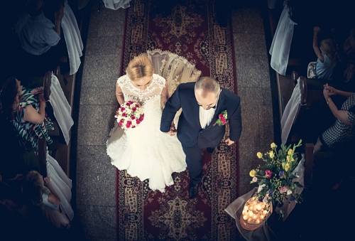 Para młoda idąca do ołtarza