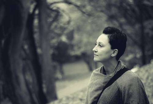 Zamyślona kobieta podczas spaceru