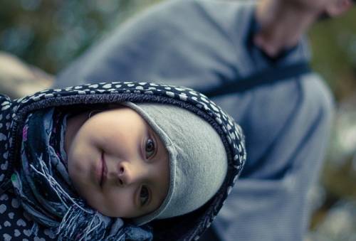 Matka z dzieckiem podczas spaceru