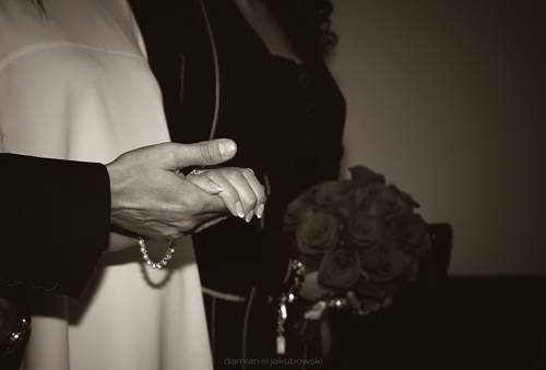 Młoda para trzymająca się za ręce