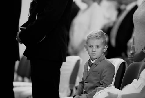 Chłopiec na ślubie