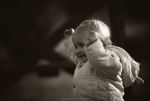 Dziecko wznoszące w górę ręce