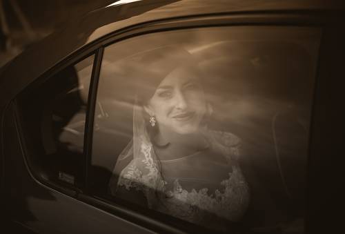 Panna młoda w samochodzie