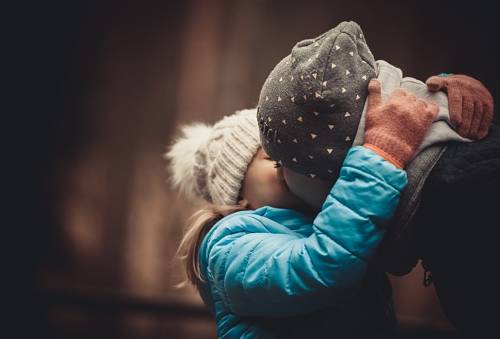 Dziecko całujące matkę