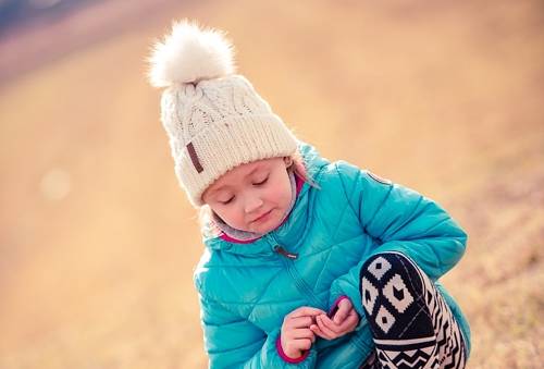 Dziewczynka w plenerze w zimowej czapce