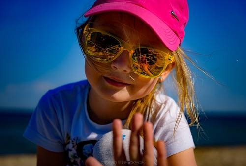 Dziewczynka w okularach przeciwsłonecznych