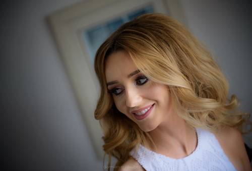 Uśmiechnięta panna młoda