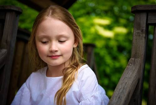 Dziewczynka w białej bluzce