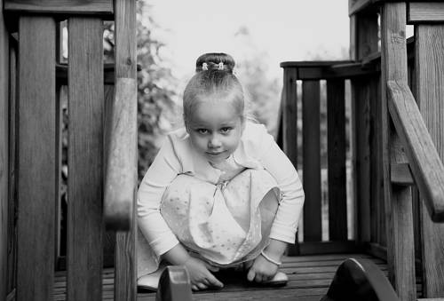 Kucająca mała dziewczynka