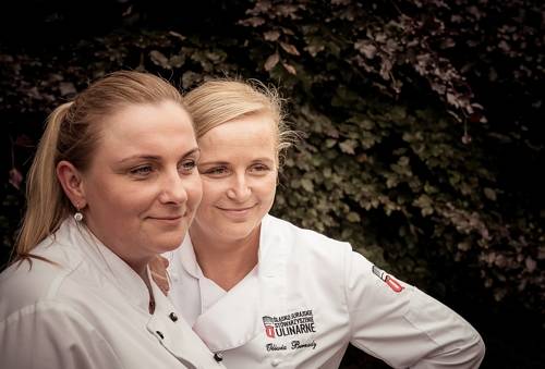 Uśmiechnięte dziewczyny w plenerze