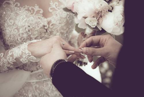 Para młoda obrączki