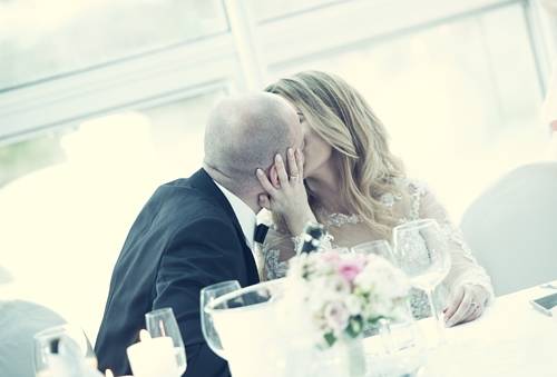 Pocałunek młodej pary