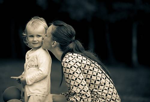 Kobieta całująca dziecko