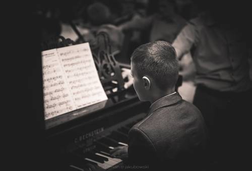 Chłopiec grający na fortepianie