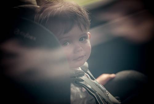 Chłopiec w foteliku