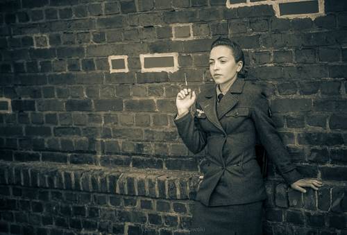 Kobieta oparta o mur