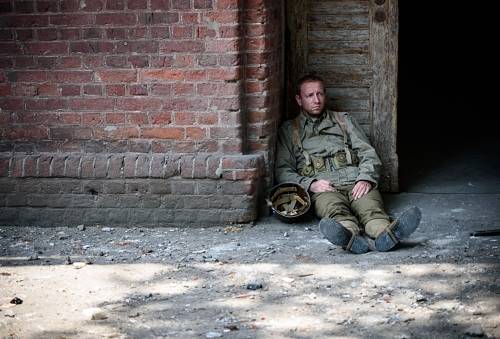 Żołnierz oparty o mur