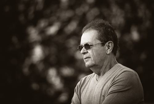 Starszy mężczyzna w ciemnych okularach