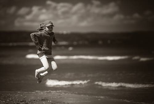 Skacząca dziewczynka nad morzem