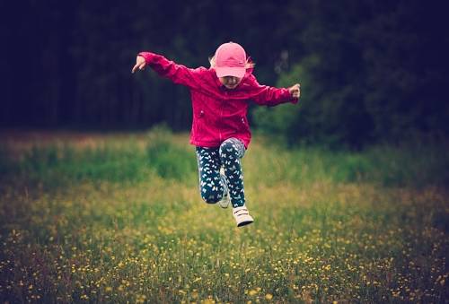 Dziewczynka skacząca na łące